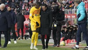 Dembelé explica a Xavi sus molestias al sustituirle en el primer tiempo de Girona.