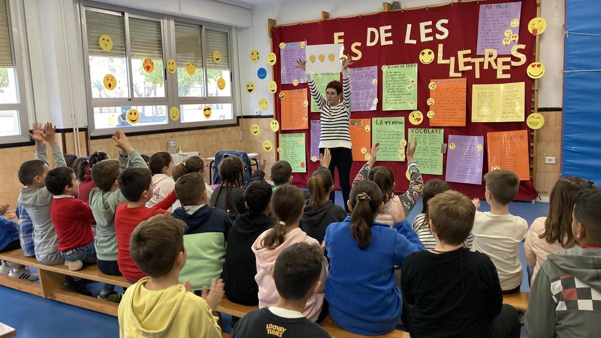 Foto de la visita de la poeta Fina Girbés a un centre educatiu. J.a.f.