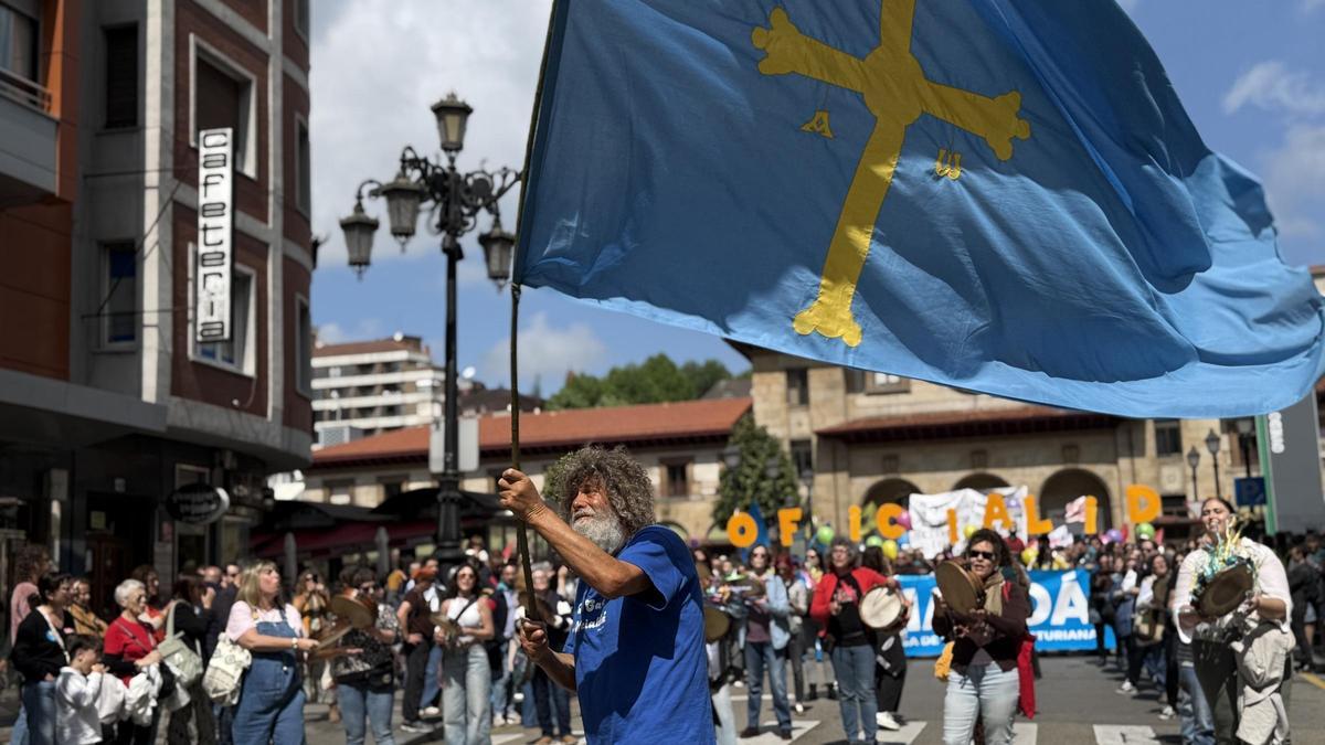 Centenares de personas reclaman en Oviedo la oficialidá del asturiano: "Hay que tener muy pocas luces para no aprovechar la riqueza de la llingua"