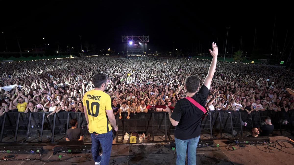 Estopa saluda al público durante su concierto del sábado en la Marina de València.