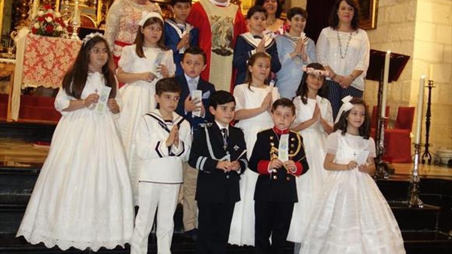 Comuniones en la iglesia de la localidad de Luque