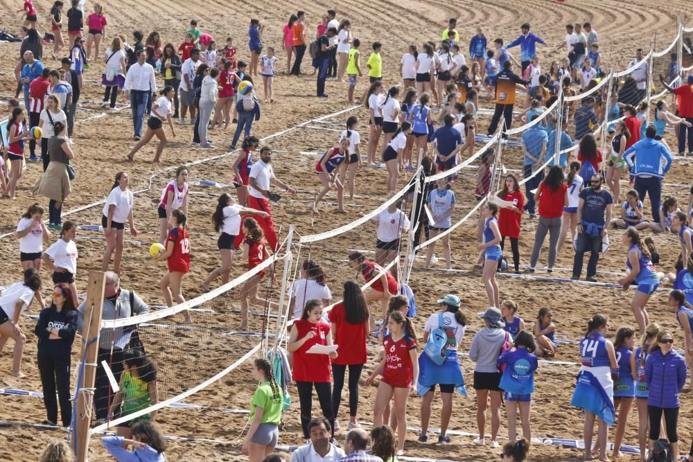 Competición de volley playa en Poniente