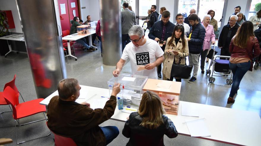 Algunos votantes de Cartagena acudieron a la mesa electoral con la camiseta de &#039;SOS Mar Menor&#039;.