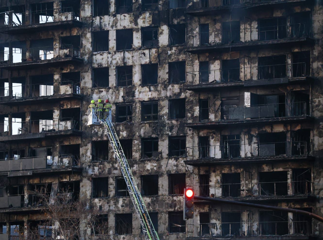 El trabajo de los bomberos en la trágico incendio de València