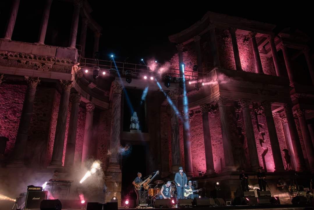 GALERÍA | El Barrio arrasa en el Teatro Romano de Mérida