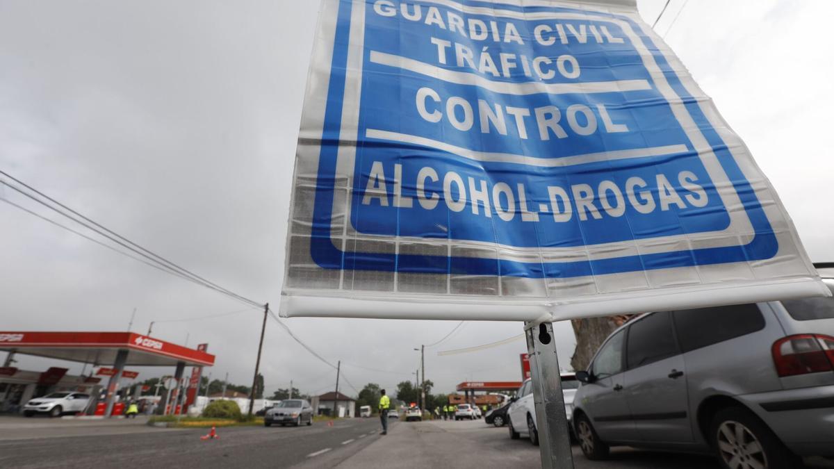 Un control de alcohol y drogas en Oviedo.