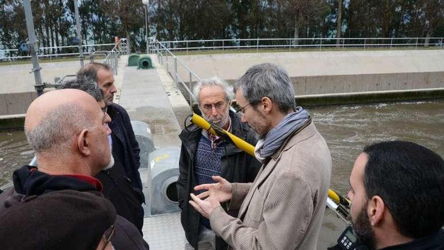 Un momento de la visita, ayer en la depuradora de Beluso. // G.N.