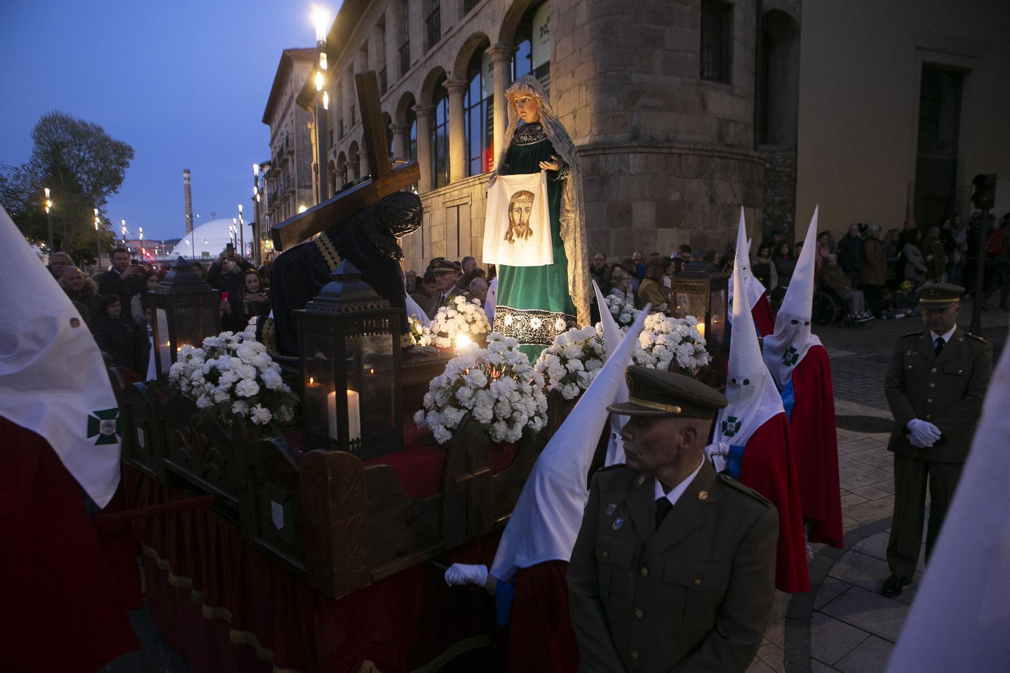 Jueves Santo en Avilés: Procesión del Silencio con los "sanjuaninos"