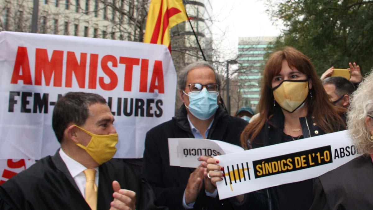 Concentración en apoyo de los miembros de la Sindicatura Electoral del 1-O. En la foto, Quim Torra y Laura Borràs.