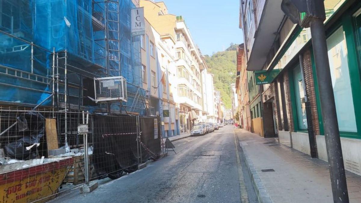 La calle Alfonso Camín de Mieres, con la comisaría, que se encuentra en obras, a la izquierda. | A. Velasco