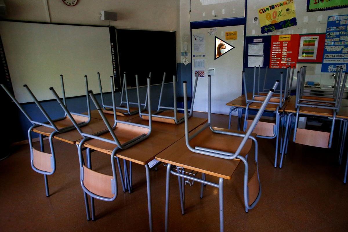 GRAFCAT6815. BARCELONA, 19/05/2020.- Vista de un aula vacía de la Escola l’Estel de Barcelona este martes cuando ha comenzado la preinscripción en los colegios e institutos de Cataluña para el próximo curso, a la espera de que se definan las condiciones para la reapertura de las escuelas. EFE/Quique García