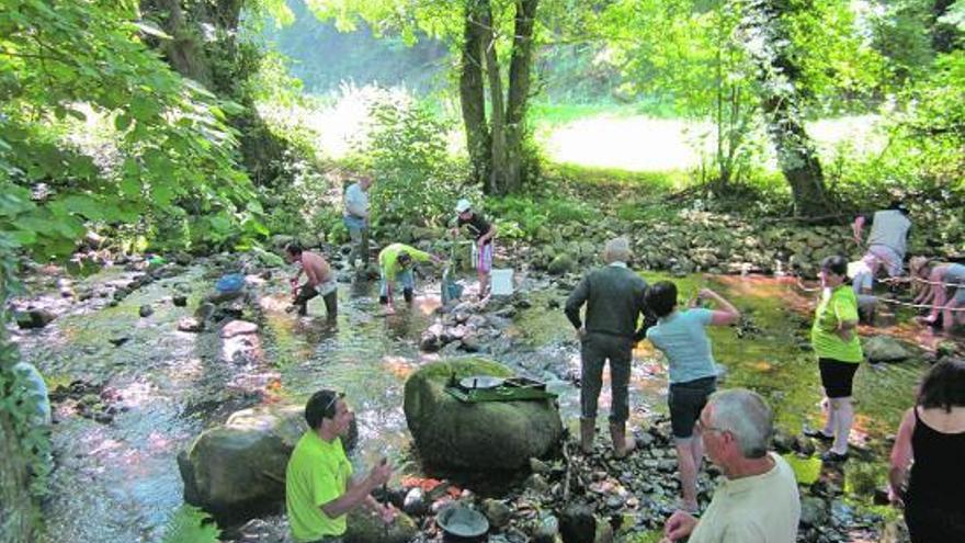 Los participantes en el bateo, en el río, en La Cabuerna. / gustavo garcía