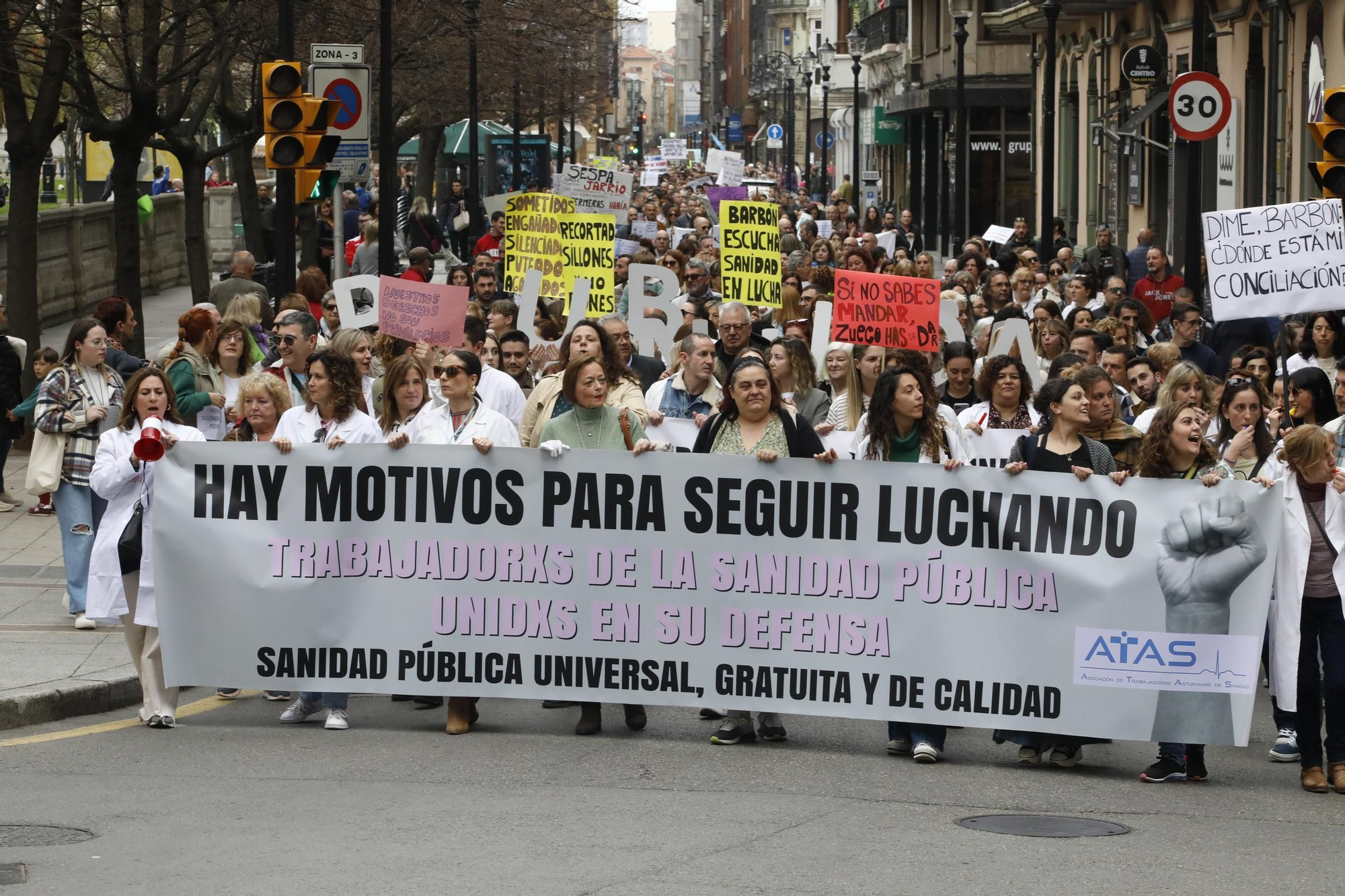 En imágenes: Los sanitarios se manifiestan en Gijón al grito de "no queremos más dinero, queremos mejores condiciones laborales"