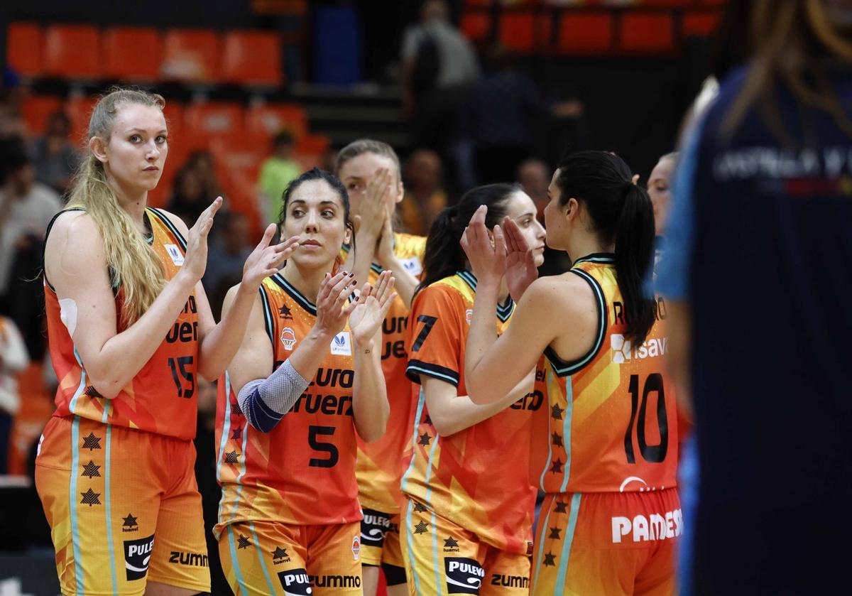 Las jugadoras del Valencia Basket aplauden a la afición tras el partido