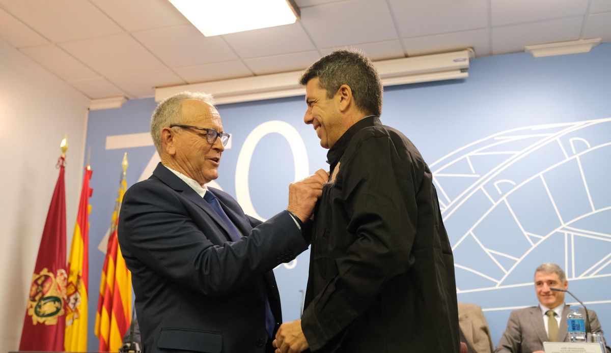 Mazón es homenajeado con el blusón del Juzgado Privativo de Aguas de Orihuela, este sábado.