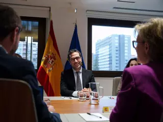 Bruselas abre un expediente a España tras las trabas del Gobierno a la opa al Sabadell