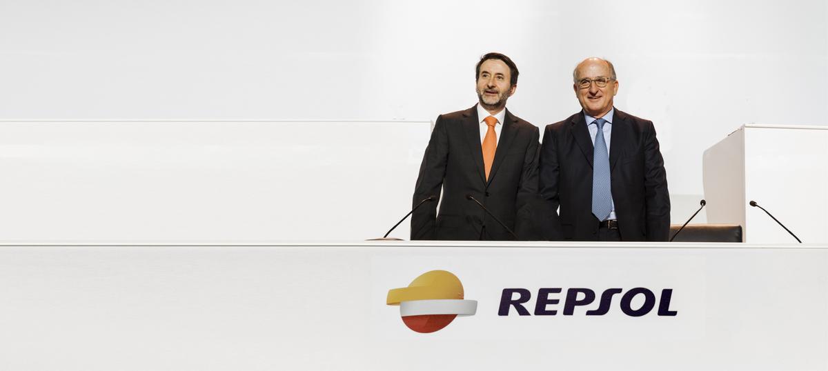 Archivo - El consejero delegado de Repsol, Josu Jon Imaz, y el presidente, Antonio Brufau
