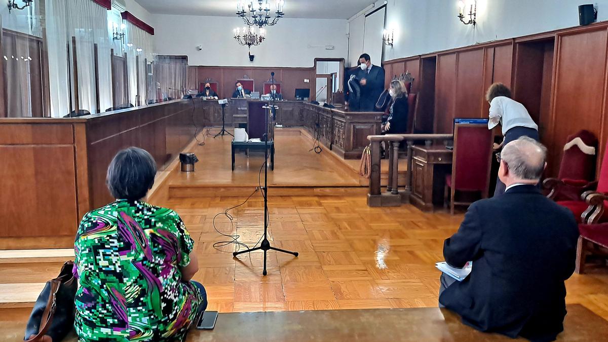 La empresaria lusa y su asesor en el banquillo de los acusados en la Audiencia de Badajoz.