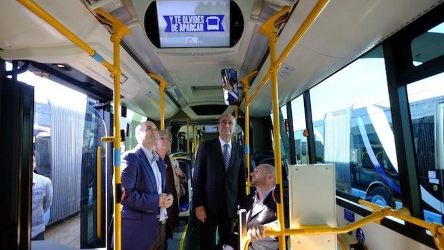 El alcalde de Málaga y el concejal de Movilidad y Accesibilidad presentando los nuevos autobuses urbanos de la EMT.