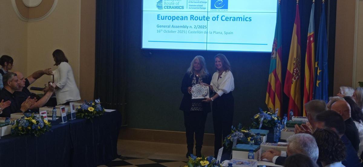 La alcaldesa recibe un plato de cerámica de Faenza (Italia).