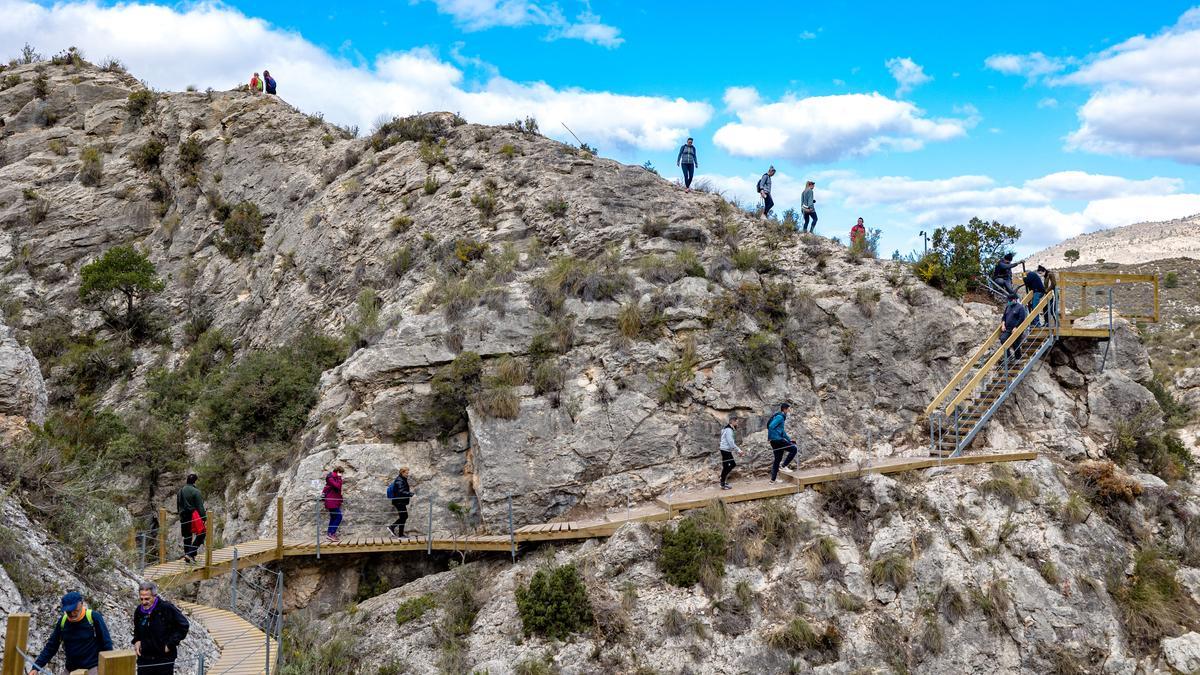 Visitantes acceder a la pasarela este jueves.