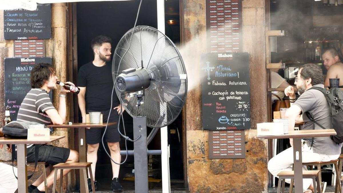 Un ventilador en una terraza de Oviedo.