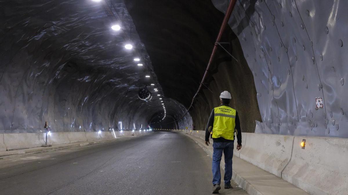 Instalación de las luminarias en los túneles Faneque