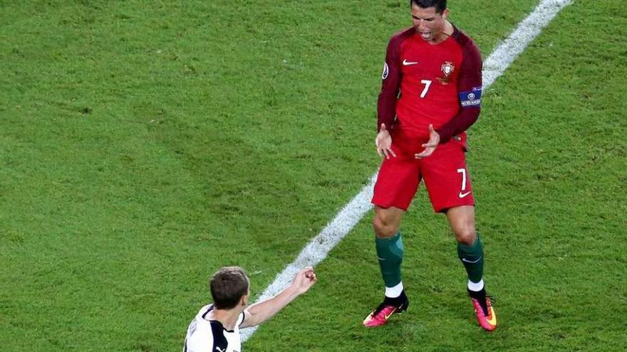 Cristiano Ronaldo se lamenta tras fallar el penalti contra Austria.