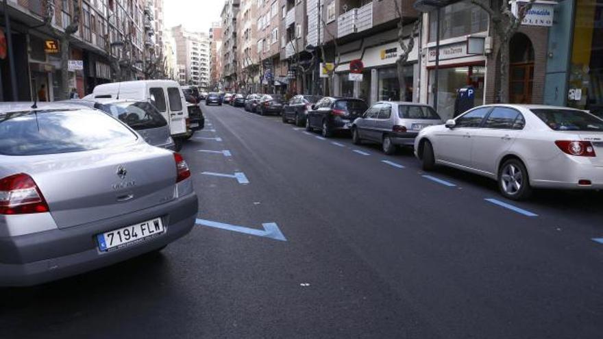 Vista de la avenida de Víctor Gallego, con los estacionamientos en ángulo.