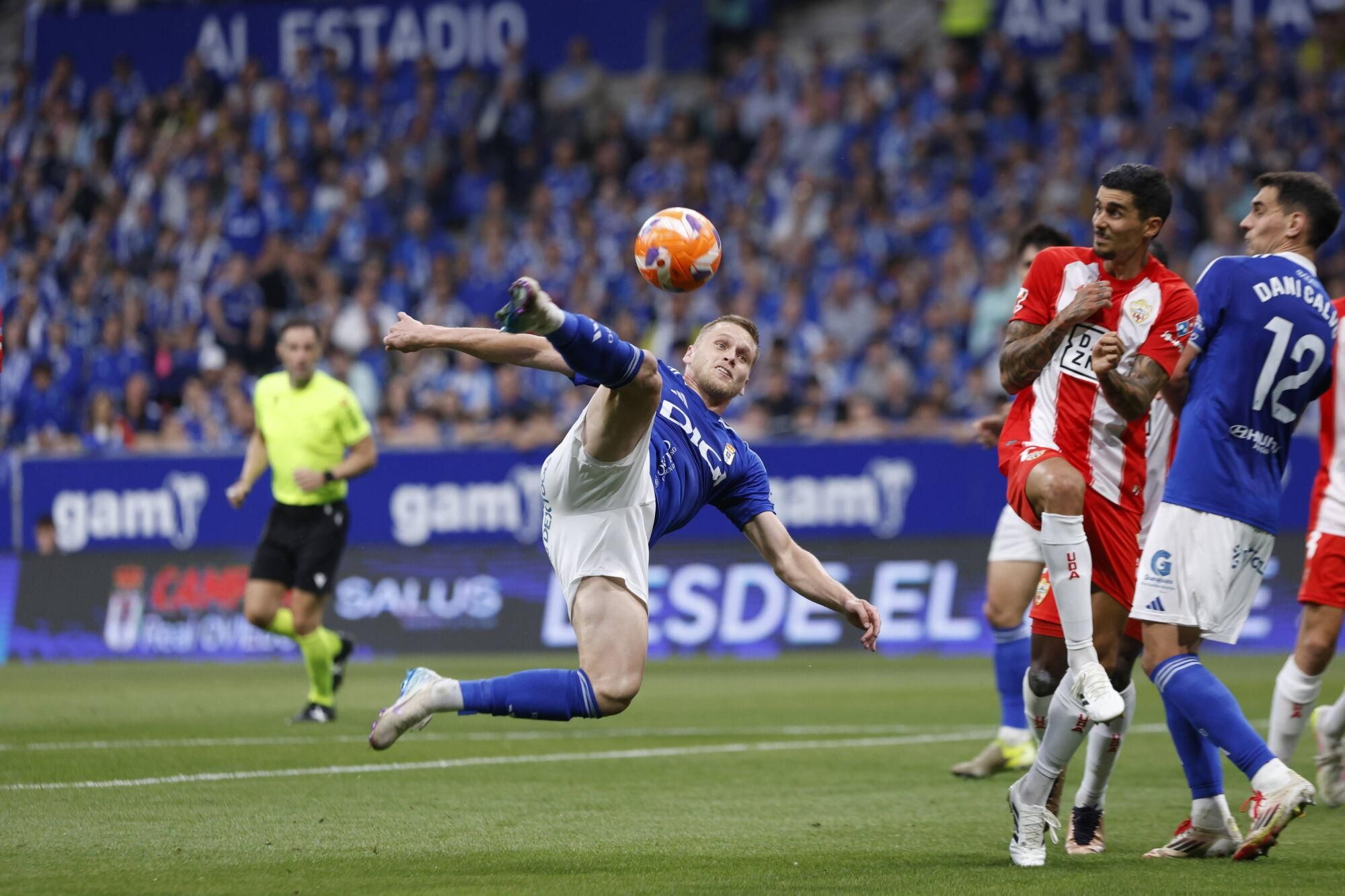 EN IMÁGENES: Ambientazo en la vuelta del play off entre Oviedo y Almería en el Carlos Tartiere