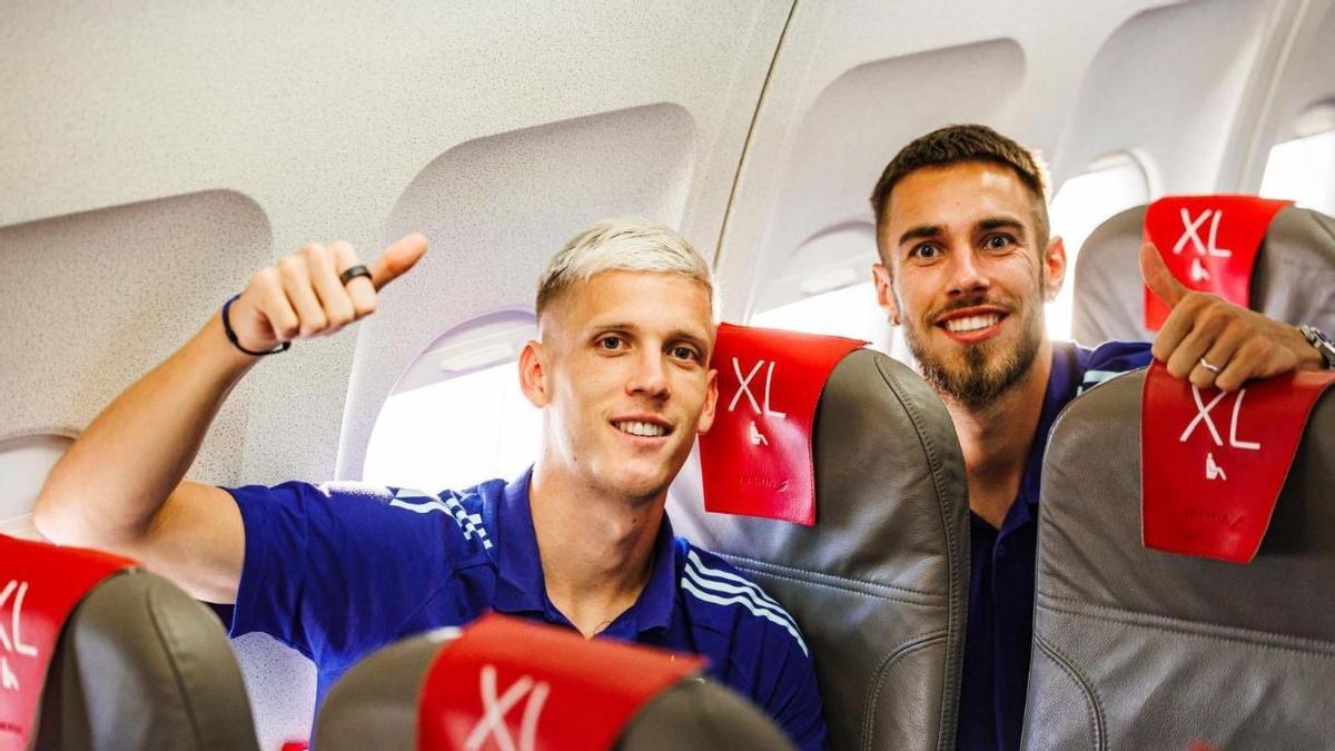 Dani Olmo, junto a Mingueza, en el avión que transportó España a Suiza