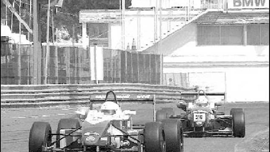 Bruno Méndez, en primer término, durante la carrera de ayer en el Jarama.