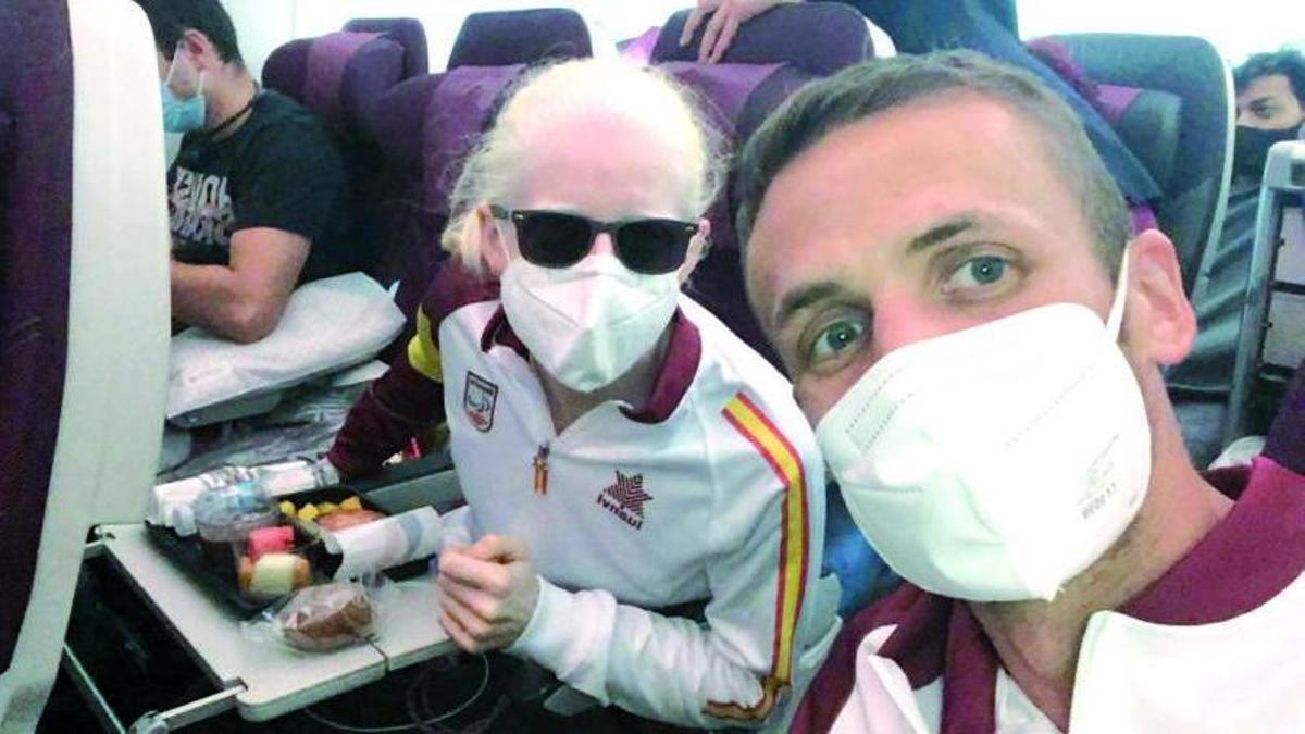 Foto de archivo de Susana Rodríguez Gacio y Celso Comesaña en un avión de vuelta a Vigo