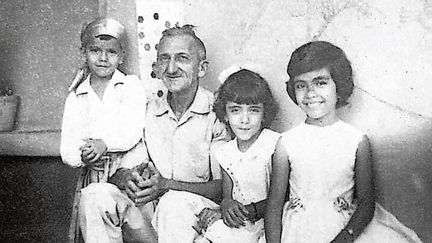 El zamorano Damián Pérez Alfageme, con sus tres nietos.