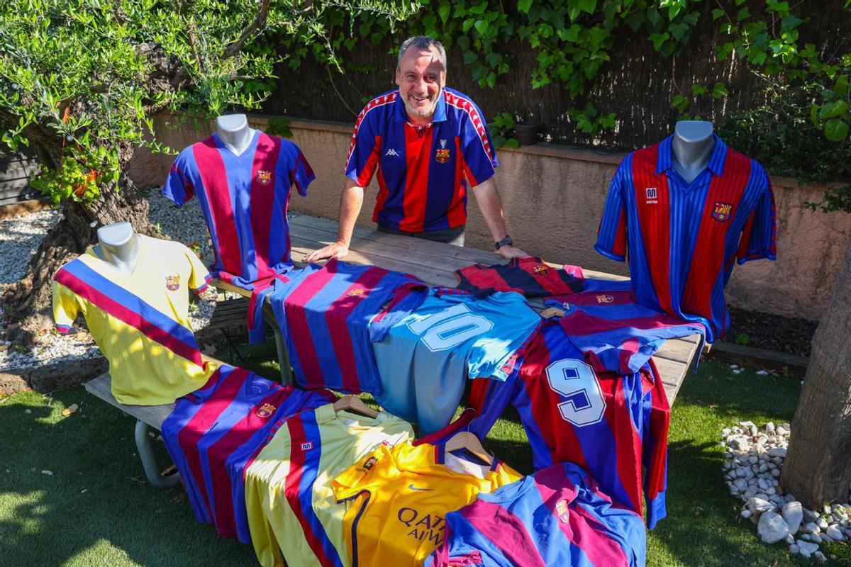 Jordi Castells, coleccionista de camisetas del Barça, atiende a SPORT