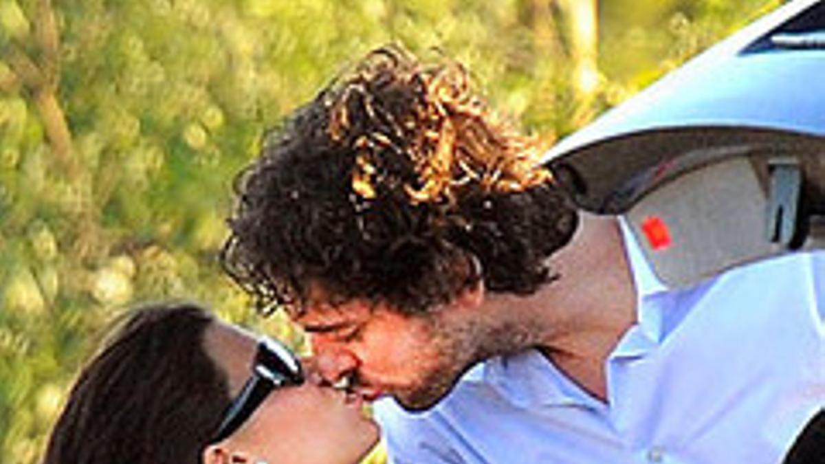 Silvia López y Pau Gasol, el lunes, besándose en Los Ángeles.