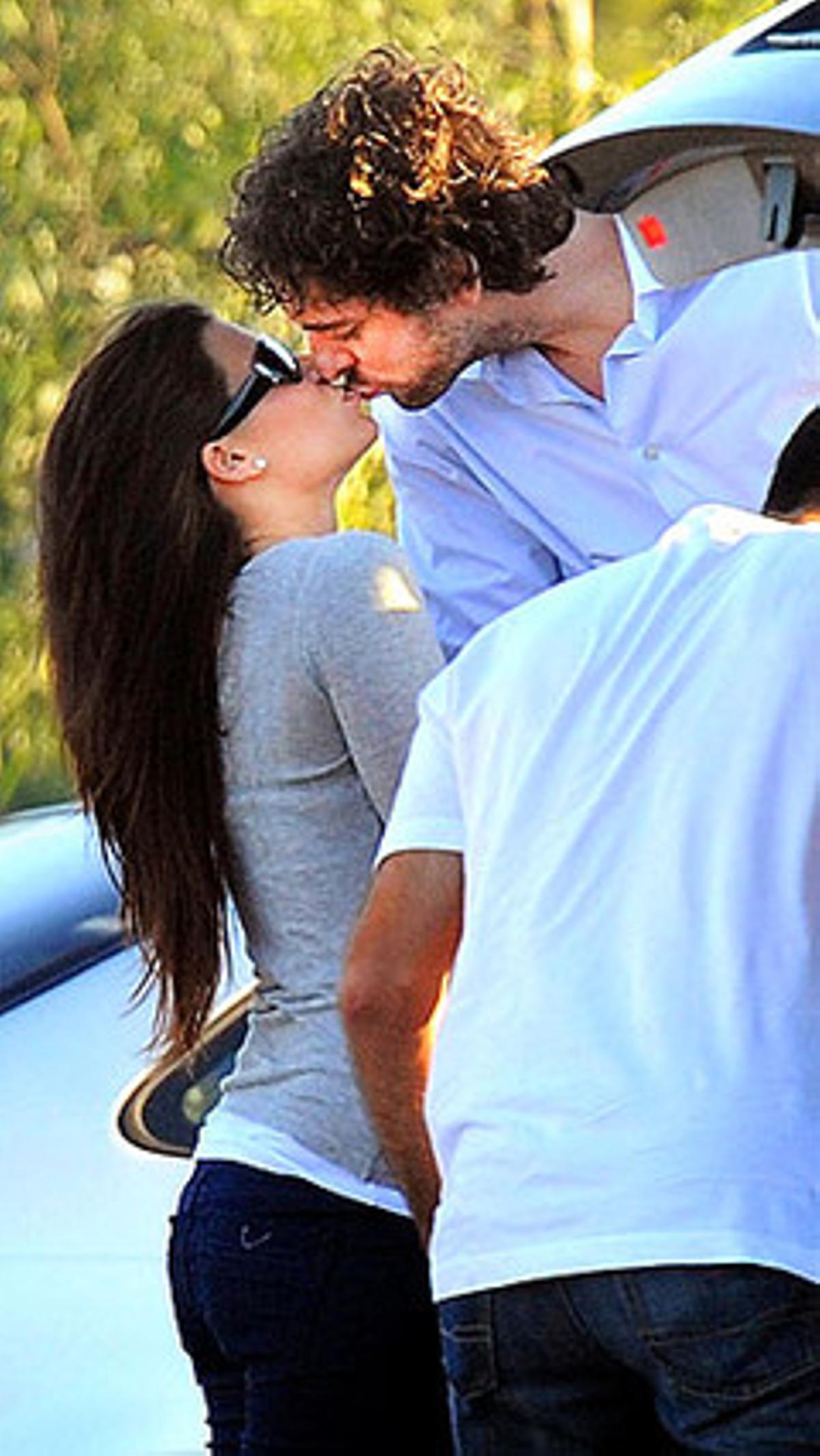 Silvia López i Pau Gasol, dilluns, petonejant-se a Los Angeles. Silvia López i Pau Gasol, dilluns, petonejant-se a Los Angeles.