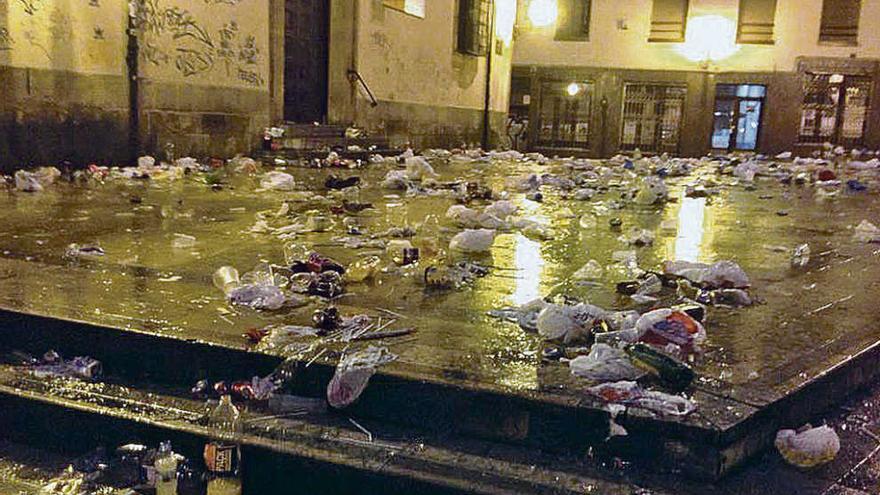 Restos del &quot;botellón&quot; en la plaza del Sol de Oviedo en el pasado Carnaval.