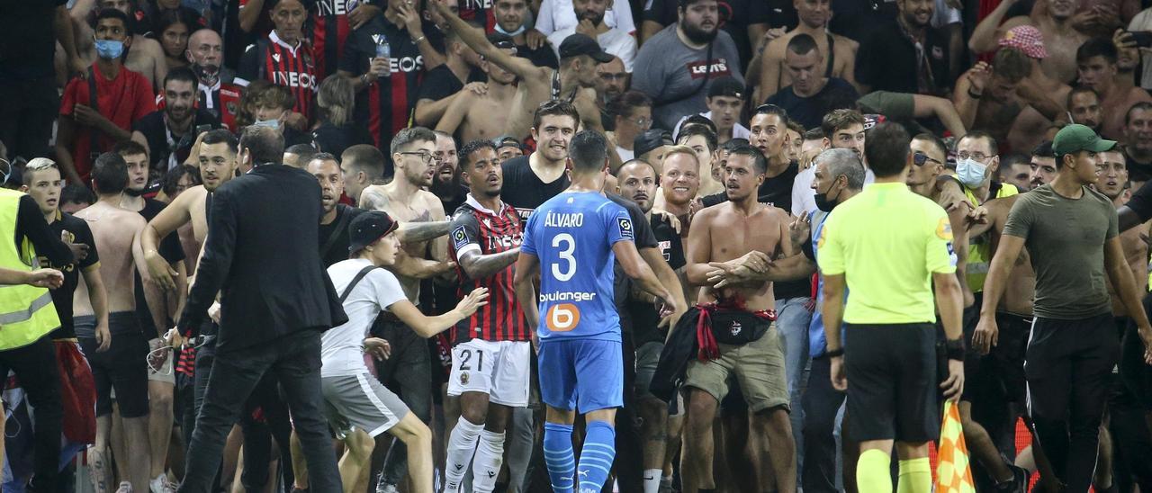 Ultras del Niza bajan al campo a agredir a los jugadores del Marsella.