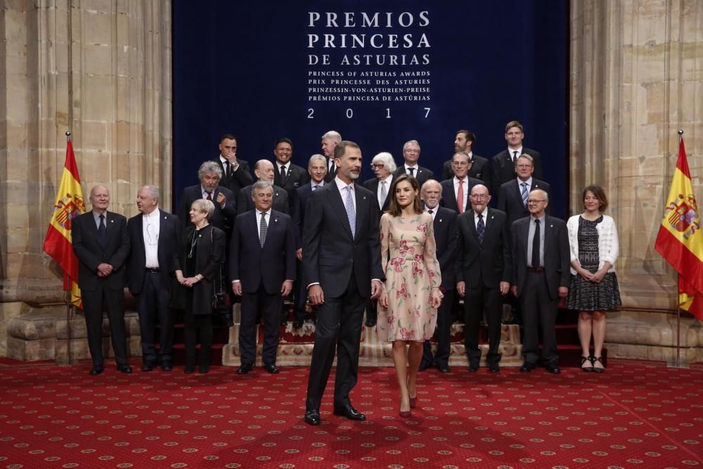 El Rey Felipe VI impone las insignias a los galardonados con los premios "Princesa de Asturias" 2017