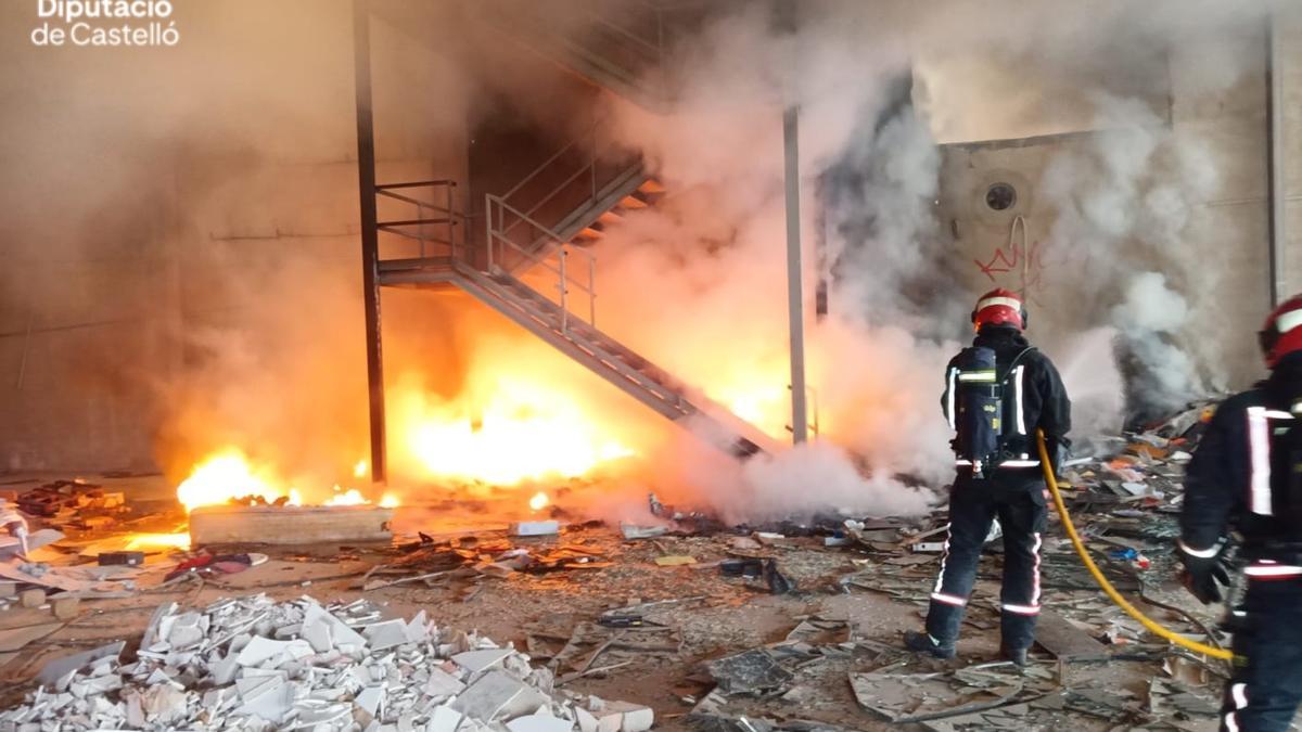 Los bomberos extinguen el fuego en una nave abandonada en Ribeslabes