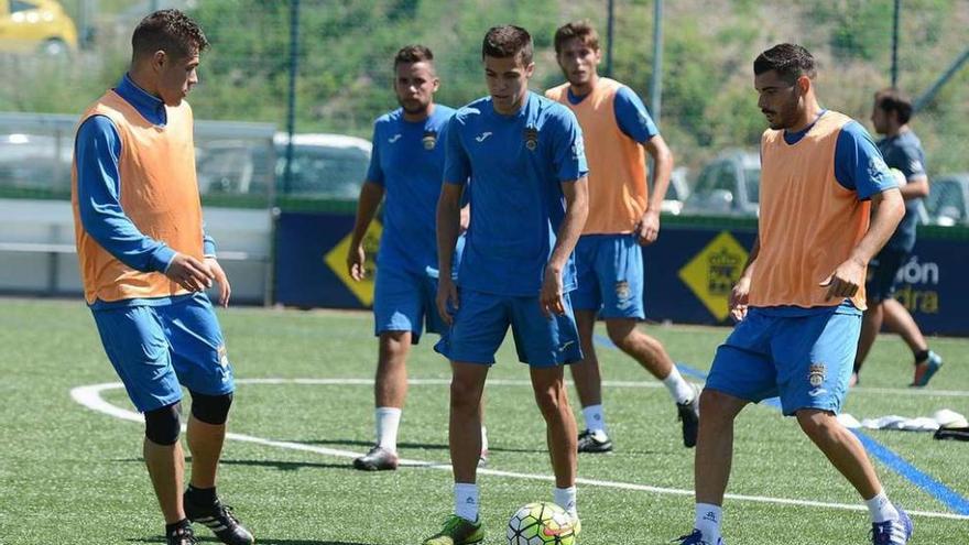 Edu, Miky y Álex Fernández en primer término, durante un entrenamiento en Príncipe Felipe. // Rafa Vázquez