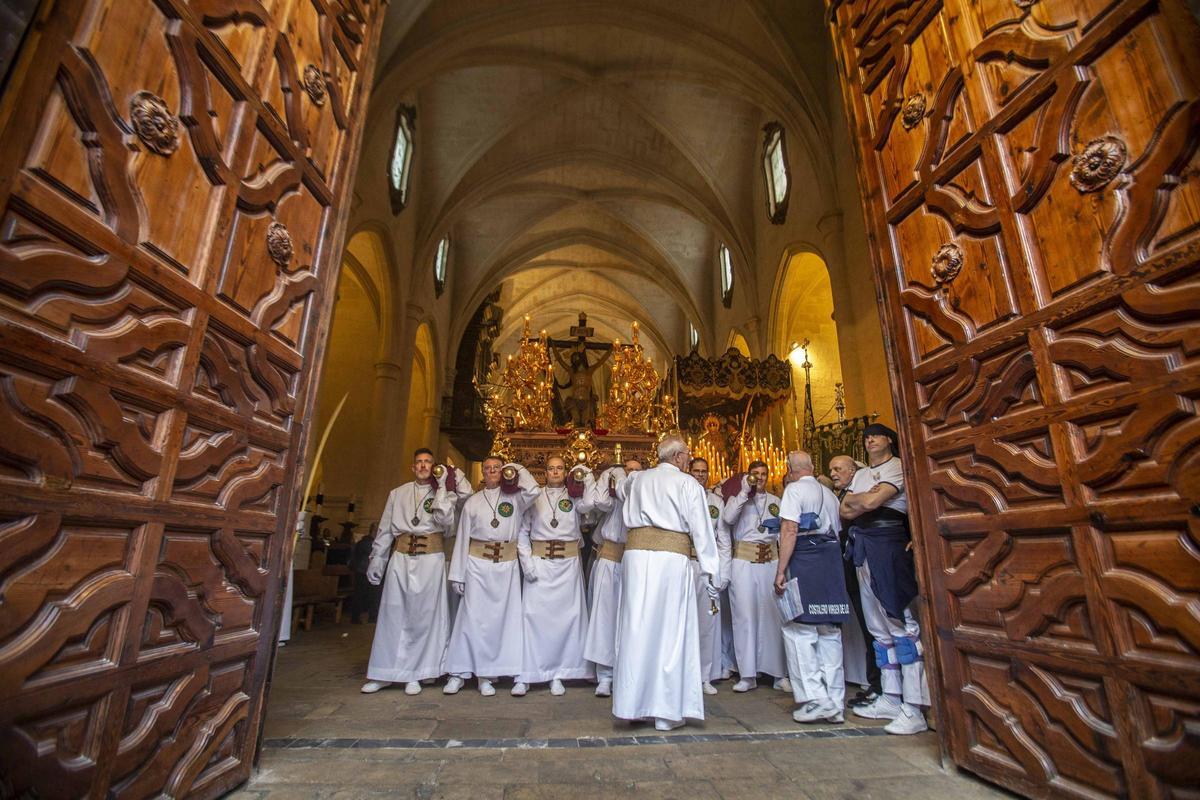 Alicante vive uno de los momentos más especiales del Martes Santo con la procesión del Cristo del Mar