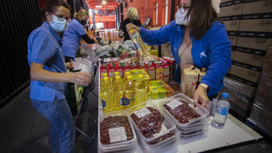 El Gobierno elimina el IVA de los alimentos que donen los supermercados pero mantiene el impuesto a los particulares