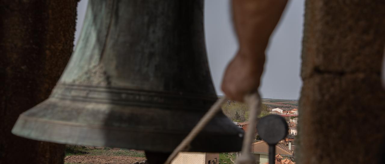 Un campanero hace sonar la campana en una protesta contra la despoblación en un pueblo zamorano.