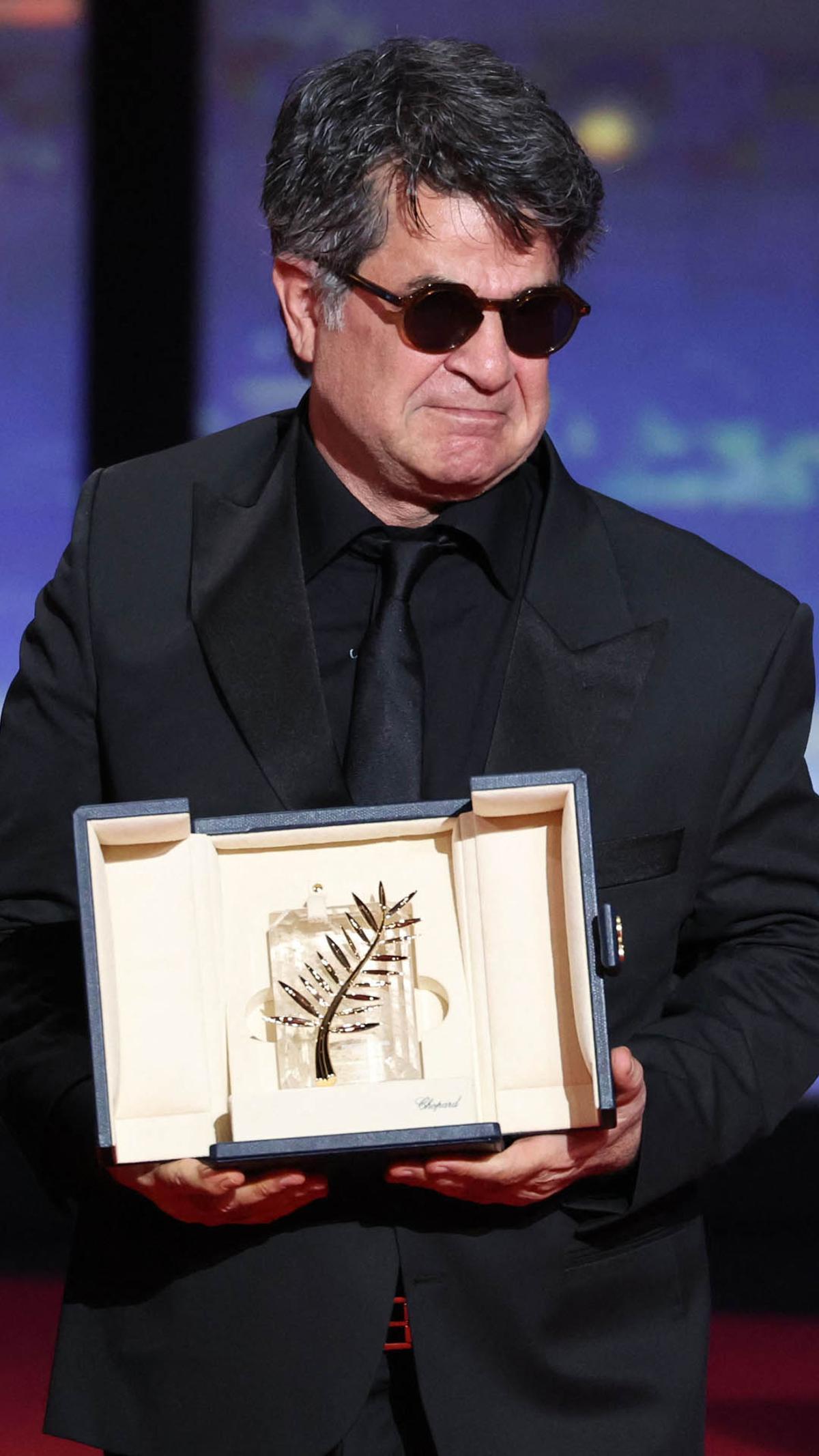 El director, guionista y productor iraní Jafar Panahi celebra tras ganar la Palma de Oro por la película Un simple accidente.