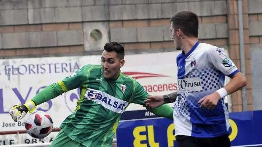 Alberto golpea el balón en el choque ante el Tuilla.