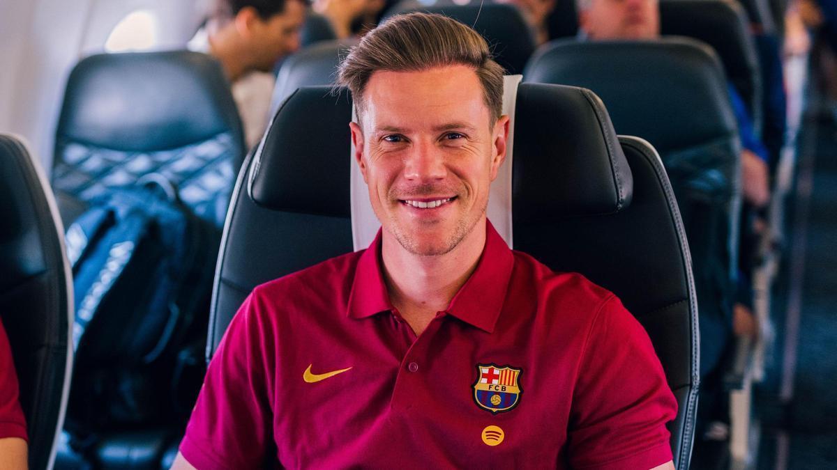 Ter Stegen, en el avión del Barça que ha partido hacia Birmingham.