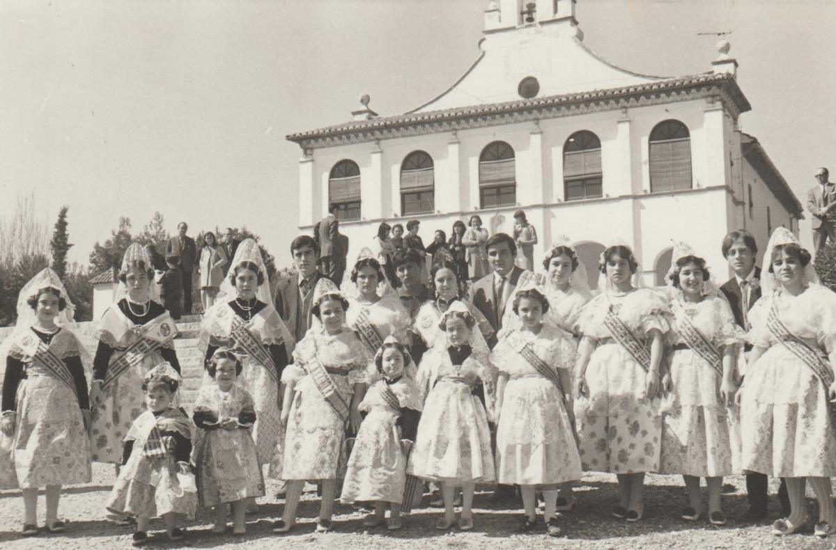 El fundador de la falla Nitos, en el medio de la foto junto a las falleras en la plaza estación en Godella, en marzo de 1968. Foto cedida por Susi Quiñoreno Vidal.