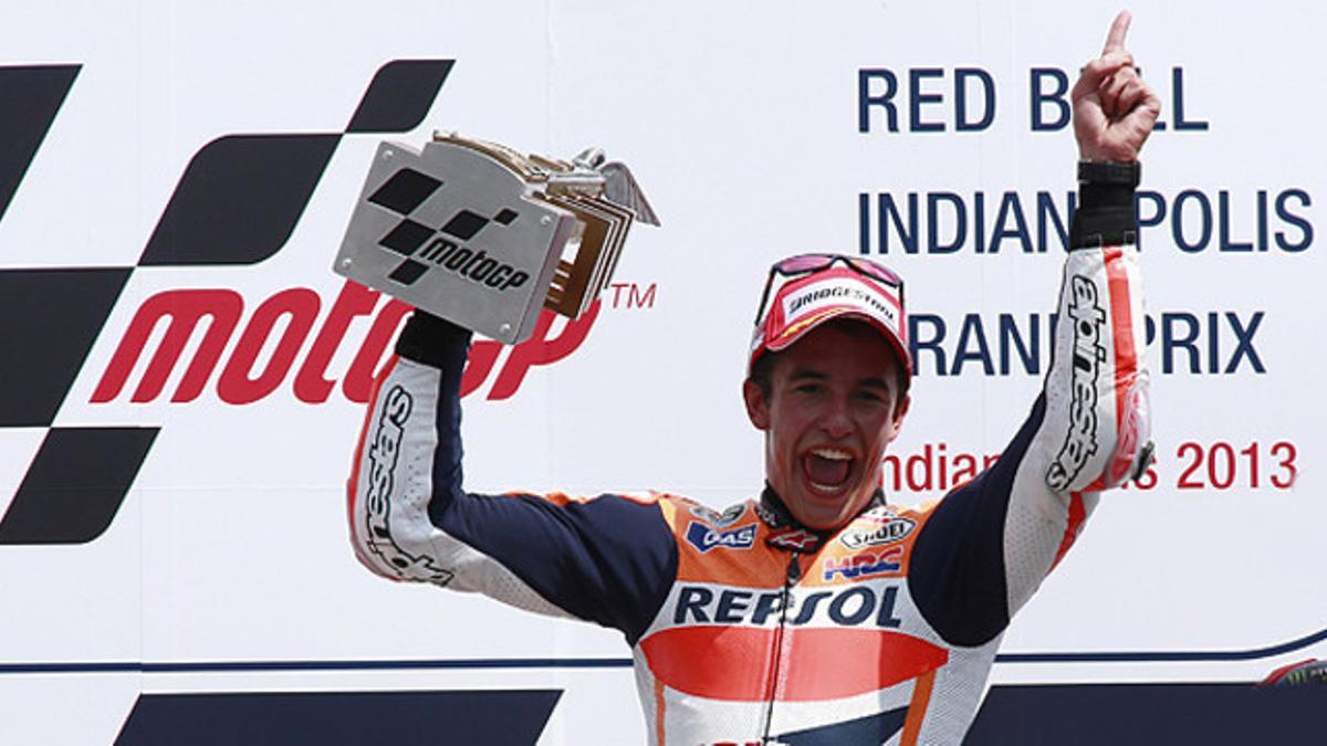 Marc Márquez celebra su triunfo en el podio de Indianápolis